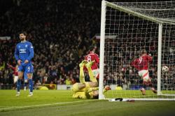 爱游戏官网-曼联主场深陷危机，遭遇赛季最重失利