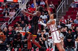 爱游戏在线-火箭力克76人，武切维奇带队取胜