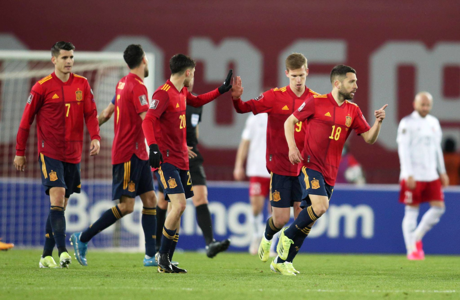 包含欧洲杯半决赛胜者将问鼎冠军，战况激烈的词条