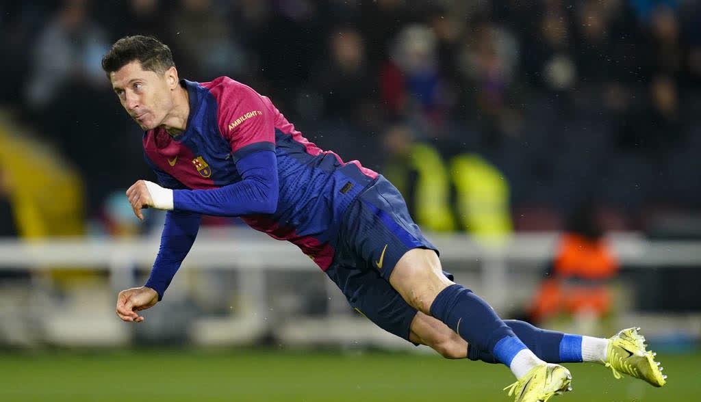 足球赛场上球员斗志昂扬，敢拼敢战