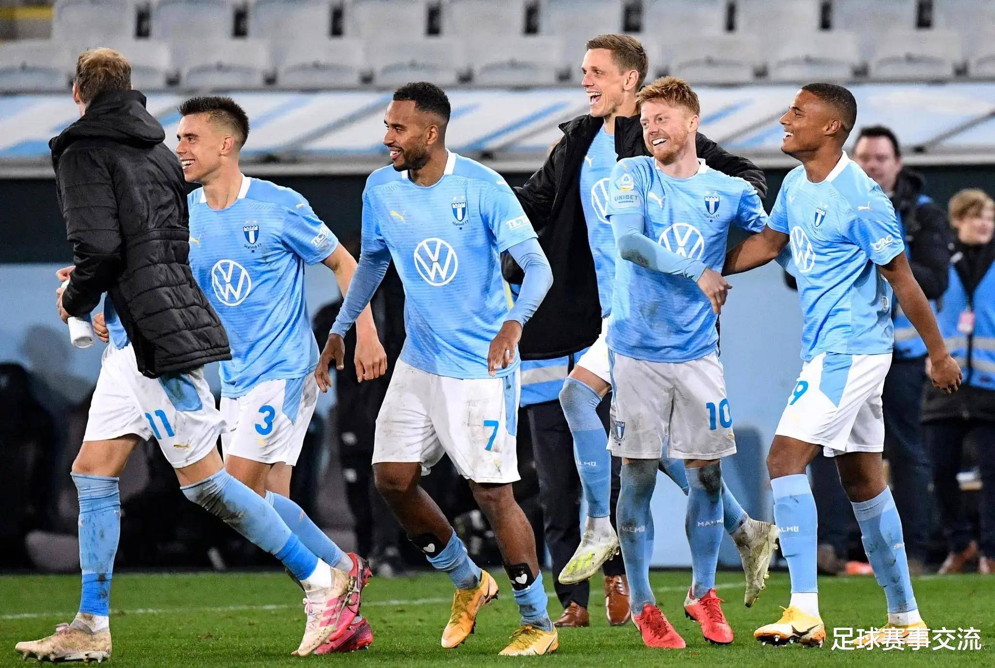 足球比赛中引人入胜的战术对抗,两队实力对阵 足球比赛中引人入胜的战术对抗,两队实力对阵