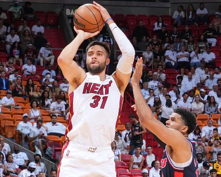 包含不伦瑞克主场大胜,取得关键胜利的词条 包含不伦瑞克主场大胜,取得关键胜利的词条